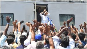 జనం విజ్ఞప్తులే ఆధారంగా వైసీపీ మేనిఫెస్టోలో మరిన్ని కొత్త పథకాలు- బస్సు యాత్రకు చిన్న బ్రేక్