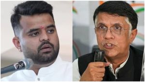 ఎంపీ సెక్స్ స్కాండల్ సీడీ తెలిసినా మోదీ పక్కన కుర్చున్నారా ?, కాంగ్రెస్ సూటిపోటిమాటలు !  