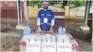రైల్వే ప్రయాణికులకు శుభవార్త: విజయవాడ, రాజమండ్రి రైల్వేస్టేషన్లలో 20 రూపాయలకే భోజనం!!