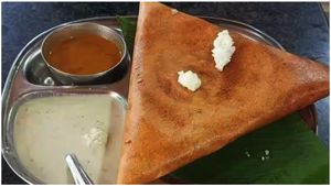 ఫ్రీగా ఘుమ ఘుమలాడే దోసె, ఘీ లడ్డు, జ్యూస్- అదొక్కటే కండిషన్: హోటల్ ముందు క్యూ కట్టారు