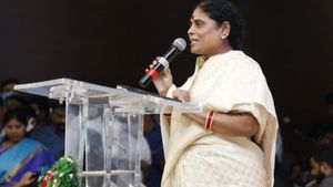 విజయమ్మను టార్గెట్ చేసిన టీడీపీ - మద్దతెవరికి..!!