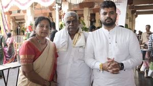  లైంగిక వేధింపులు: జేడీఎస్ ఎంపీ ప్రజ్వల్, అతని తండ్రి రేవన్నపై కేసు నమోదు