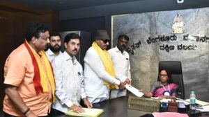ఫైర్ బ్రాండ్ ఎంపీకి ఫైర్ బ్రాండ్ మాస్ లీడర్ పోటీ, మధ్యలో సౌమ్యా రెడ్డి, సౌత్ లో వాస్తు సరిపోయింది ! 