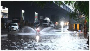 హైదరాబాద్ తోపాటు జిల్లాల్లో భారీ వర్షం: శ్రీశైలం హైవేపై కిలోమీటర్ల మేర నిలిచిన వాహనాలు