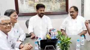 కాంగ్రెస్‌కే సపోర్ట్: రేవంత్ రెడ్డితో భేటీ