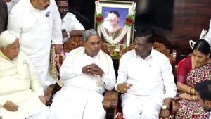 కాలేజ్ అమ్మాయి ఇంటికి వెళ్లిన సీఎం, పోలింగ్ కు ఒక్కరోజు ముందు ప్రతిపక్షాలకు ఝలక్! 