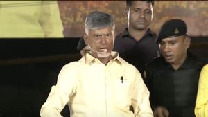 ఏపీలో రాళ్ల దాడులు: జగన్, పవన్, ఇప్పుడు చంద్రబాబుపై: వారిపనేనన్న టీడీపీ అధినేత
