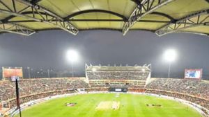 హైదరాబాద్ Vs చెన్నై మ్యాచ్: అంధకారంలో ఉప్పల్ స్టేడియం, ఎందుకంటే?