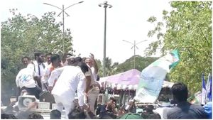 Shocking: నామినేషన్ ర్యాలీ వాహనంపై చెప్పులతో కొట్టుకోబోయిన వైసీపీ నేతలు