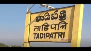 అనంతపురం ఏఆర్ అదనపు ఎస్పీ లక్ష్మీనారాయణ రెడ్డిపై వేటు: ఎందుకంటే?
