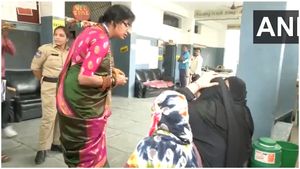 Madhavi Latha: ఐడెంటి కార్డులు చెక్ చేస్తున్న మాధవి లతా.. వీడియో వైరల్..!