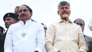 దేశంలో చెత్త సీఎం ఎవరు అంటే పిల్లోడు కూడా టక్కున చెబుతారు, నక్కకు నాగలోకానికి ఉన్న తేడా అదే 