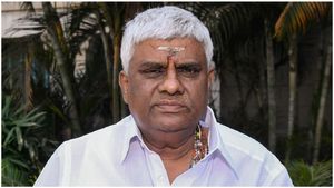 హమ్మయ్యా, ఆ కేసులో మాజీ మంత్రికి బెయిల్, కొడుకు కేసులో తండ్రికి చెమటలు పడుతున్నాయి 