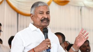 పోలింగ్ రోజు.. మంత్రి పెద్దిరెడ్డిని కార్నర్ చేసిన టీడీపీ