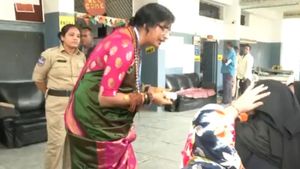 మాధవీలత అడ్డంగా బుక్