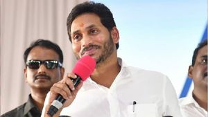 కడప జిల్లాలో పుట్టి అదే కడపకు ద్రోహం చేసిన జగన్, బెంగళూరు నుంచి రావాలంటే ఎలా ? 