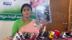 YS Sharmila: జగన్ కు అద్దం పంపిన షర్మిల - చంద్రబాబు పిచ్చి ఎందుకు ? మానసికస్ధితిపై ఆందోళన..