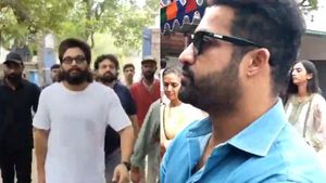 బ్లూ షర్ట్‌తో పోలింగ్ కేంద్రానికి జూనియర్ ఎన్టీఆర్: విజ్ఞప్తి చేసిన అల్లు అర్జున్