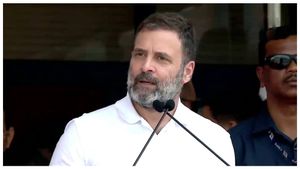 ప్రతి మహిళకు ఏడాదికి రూ. లక్ష: లెక్క తేలాలంటూ రాహుల్ గాంధీ  
