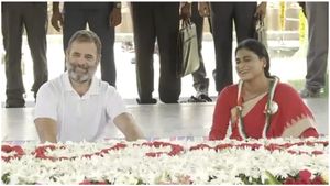 ఇడుపులపాయ వైఎస్సార్ ఘాట్ వద్ద రాహుల్ గాంధీ చిరునవ్వులు