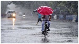 Hyderabad: హైదరాబాద్ ను కమ్మేసిన మేఘాలు.. కొద్ది గంటల్లో భారీ వర్షం..!