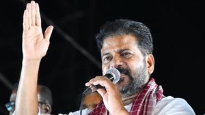 కాంగ్రెస్‌కి ఎన్ని సీట్లొస్తాయంటే?: కేసీఆర్, కేటీఆర్‌లకు రేవంత్ చురకలు