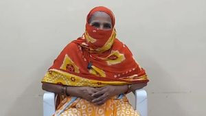 NRI News: బహ్రెయిన్ లో చిక్కుకున్న  తెలంగాణ మహిళ..  రక్షించాలంటూ వేడుకోలు..