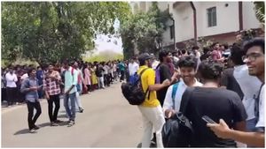 Hyderabad: వేడితో ఇబ్బంది పడుతున్నాం.. సెలవులివ్వాలని ఇంజినీరింగ్ విద్యార్థుల నిరసన..