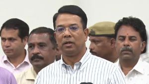 38 కేసులు, స్ట్రాంగ్ రూంలకు ఈవీఎంలు: ఓటింగ్ శాతంపై రేపటికి స్పష్టత: వికాస్ రాజ్