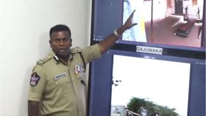 విశాఖపట్నం పోలింగ్ కేంద్రాలపై స్పెషల్ ఫోకస్: వాళ్లకు చెక్