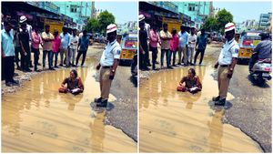 హైదరాబాద్ రోడ్ల దుస్థితి: నీటిగుంతలో కూర్చుని మహిళ నిరసన