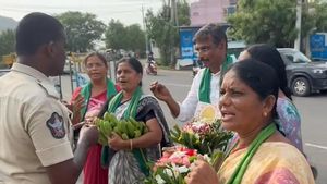 జగన్‌కు పండ్లు, మిఠాయిలు తీసుకువెళ్లిన అమరావతి రైతులు