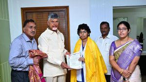 పొలం అమ్మి రాజధానికి విరాళం ఇచ్చిన వైద్య విద్యార్థిని