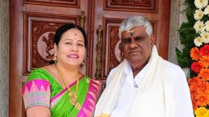 సెక్స్ స్కాండల్ కేసు, హైకోర్టుకు భవానీ రేవణ్ణ, భర్త ఎమ్మెల్యే, కొడుకు ఎంపీ, ఏం కష్టం వచ్చింది ? 