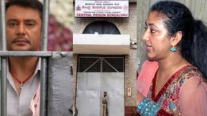 సెంట్రల్ జైల్లో భార్య, కొడుకును పట్టుకుని గుక్కపట్టి ఏడ్చిన స్టార్ హీరో, ఆరోజు? 