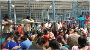 శ్రీవారి టోకెన్ల కోసం గంటలకొద్దీ భక్తులు పడిగాపులు 