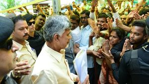 స్వయంగా పెన్షన్లు పంచనున్న చంద్రబాబు-లబ్దిదారుల ఇళ్లకు వెళ్లి మరీ..!