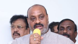 ఉద్యోగం కొనసాగాలంటే - వాలంటీర్లకు తాజా ఆఫర్..!!