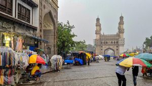 వెదర్ అలర్ట్: తెలంగాణను చుట్టేసిన రుతువపనాలు, ఈ జిల్లాల్లో భారీ వర్షాలు