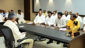  ఏపీ కేబినెట్ మీట్ - వాలంటీర్లు, సూపర్ సిక్స్ పై కీలక నిర్ణయం..!!