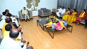 ఆ ఐపీఎస్ డబుల్ గేమ్ - పదవి ఎలా ఇస్తారు..!!