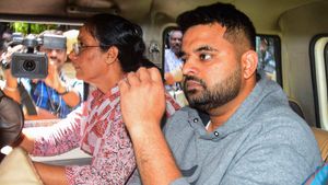 sex scandal: బెడ్ మీద మరకలకు నాకు సంబంధం లేదు, మాజీ ఎంపీ ప్రజ్వల్ షాక్ 