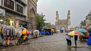 Hyderabad rains: దంచికొడుతున్న వాన; హైదరాబాద్ లో ఎల్లో అలెర్ట్, తెలంగాణాలో ఇలా!!