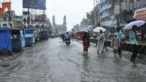 Hyderabad: హైదరాబాద్‍కు ఎల్లో అలెర్ట్.. భారీ వర్షాలు కురిసే అవకాశం.. !