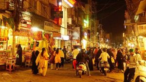 Fact Check:హైదరాబాదులో రాత్రి 10:30 గంటలకు దుకాణాలు బంద్..?