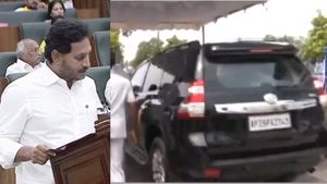 అసెంబ్లీలోకి బ్యాక్ గేట్ నుంచి వెళ్లిన వైఎస్ జగన్, ఆ రోజు హుందాగా మెయిన్ గేట్ లో, ఈ రోజు!  