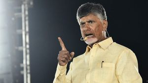 తల్లి మునిసిపల్ ఛైర్మన్, పెత్తనం కొడుకుది, టీడీపీ చేతికి అస్త్రం, చంద్రబాబుకు ఫోన్ 