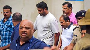 సెంట్రల్ జైల్లో హీరోకు రాచమర్యాదలు?, మర్యాదరామన్న ఎవరో తెలుసా, ఫ్యామిలీ ప్యాక్ 