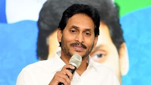  ఏపీ గవర్నర్‌ను కలిసిన జగన్: చంద్రబాబు సర్కారుపై ఫిర్యాదు