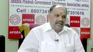 ప్రభుత్వ ఉద్యోగ సంఘంలో చీలిక - అధ్యక్షుడి బహిష్కరణ..!!